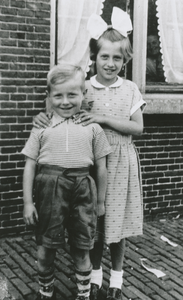 876084 Portret van Kees en Rietje Gijssen voor hun woning Kroonstraat 70 in Wijk C te Utrecht.
